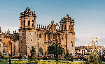 Lima – Traslado al Aeropuerto de Lima – Vuelo de Lima a Cusco – Llegada al Cusco – Recojo del Aeropuerto – Traslado al Hotel – Tarde libre (Desayuno y Almuerzo)