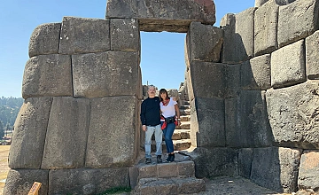 Cusco – City Tour Arqueológico: Sacsayhuaman, Qenqo, Pucapucara y Tambomachay – Pisaq: reloj solar Intiwatana – sitio arqueológico y ciudad – Descenso por sendero inka de Pisaq sitio arqueológico a Pisaq ciudad – Cusco (Desayuno y Almuerzo)