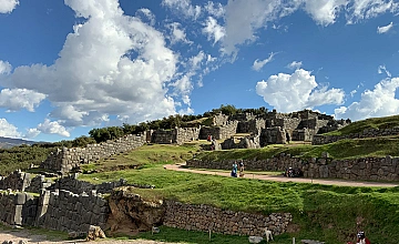 City tour Arqueológico con Valle Sur: Rumiqolqa – Pikillacta – Tipon “Templo del Agua” / Sacsayhuaman, Qenqo, Pucapucara y Tambomachay – Koricancha “Templo del Sol” – Catedral del Cusco (Desayuno y Almuerzo)