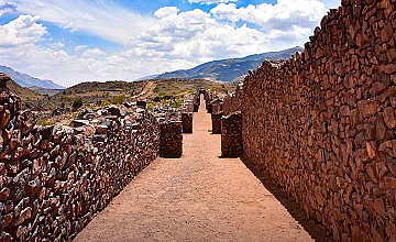 City tour Arqueológico con Valle Sur: Rumiqolqa – Pikillacta – Tipon “Templo del Agua” / Sacsayhuaman, Qenqo, Pucapucara y Tambomachay – Koricancha “Templo del Sol” – Catedral del Cusco (Desayuno y Almuerzo)