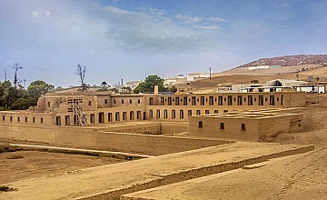 Lima – Templo Pre Inca de Pachacamac – Barranco – City tour Colonial y Moderno: Parque del Amor, Huaca Pucllana, Centro Financiero de San Isidro – Plaza de Armas Lima: Catedral de Lima, Palacio de Gobierno y Convento de San Francisco (Desayuno y Almuerzo)