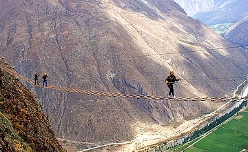 Vertical Sky Actividades: Via Ferrata – Zip line y Puente Colgante – Ollantaytambo (Desayuno y Almuerzo)