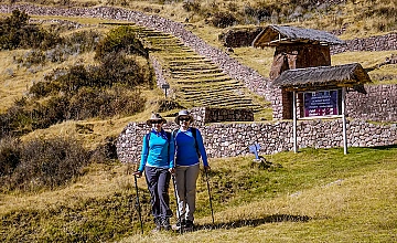 Cusco – Taucca – Huchuy Qosqo o Cusco pequeño – Ollantaytambo – Aguas calientes (Box lunch)