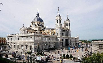 Lima – City tour Colonial y Moderno: Parque del Amor, Huaca Pucllana, Centro financiero de San Isidro – Plaza de Armas de Lima: Catedral de Lima, Palacio de Gobierno y Convento Catacumbas de San Francisco – Barranco Barrio Bohemio (Desayuno y Almuerzo)